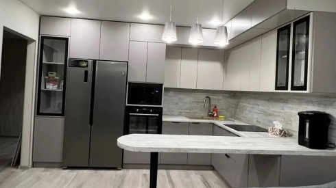 Преимущества П-образной кухни для больших семей