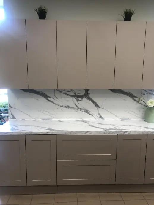 Кухонный гарнитур Альфа Софт/Мокко/Мрамор белый