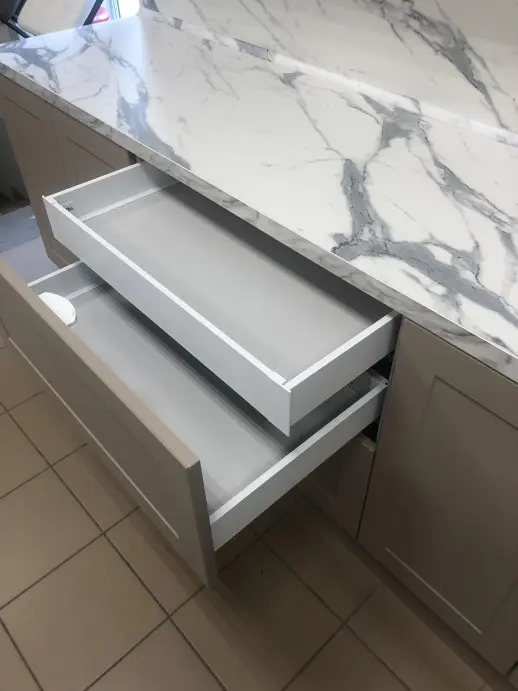 Кухонный гарнитур Альфа Софт/Мокко/Мрамор белый